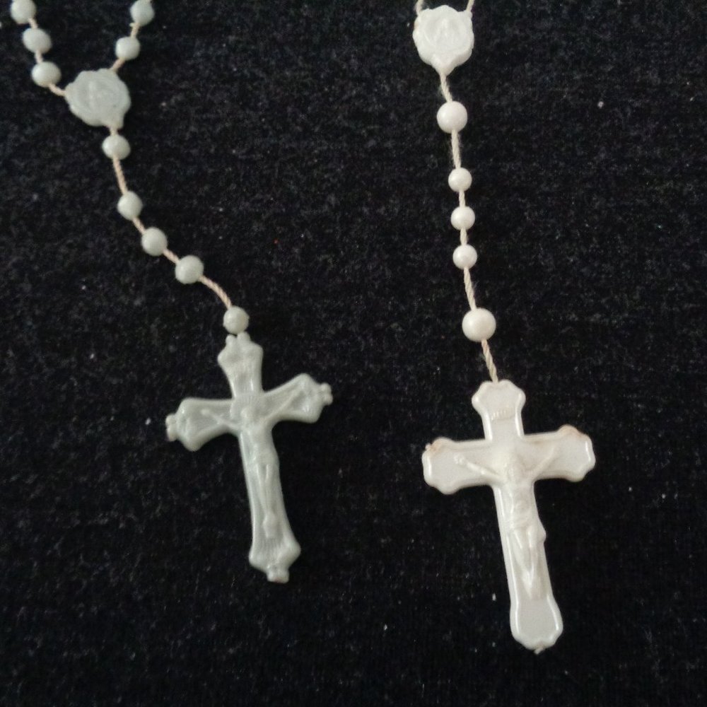 VINTAGE PLASTIC CATHOLIC ROSARYS - Picture 5 of 5